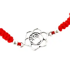 ANDREA COGGIOLA JOYAS - Pulsera Flor De Loto Ohm Cordón Rojo Ajustable Plata Fina 925