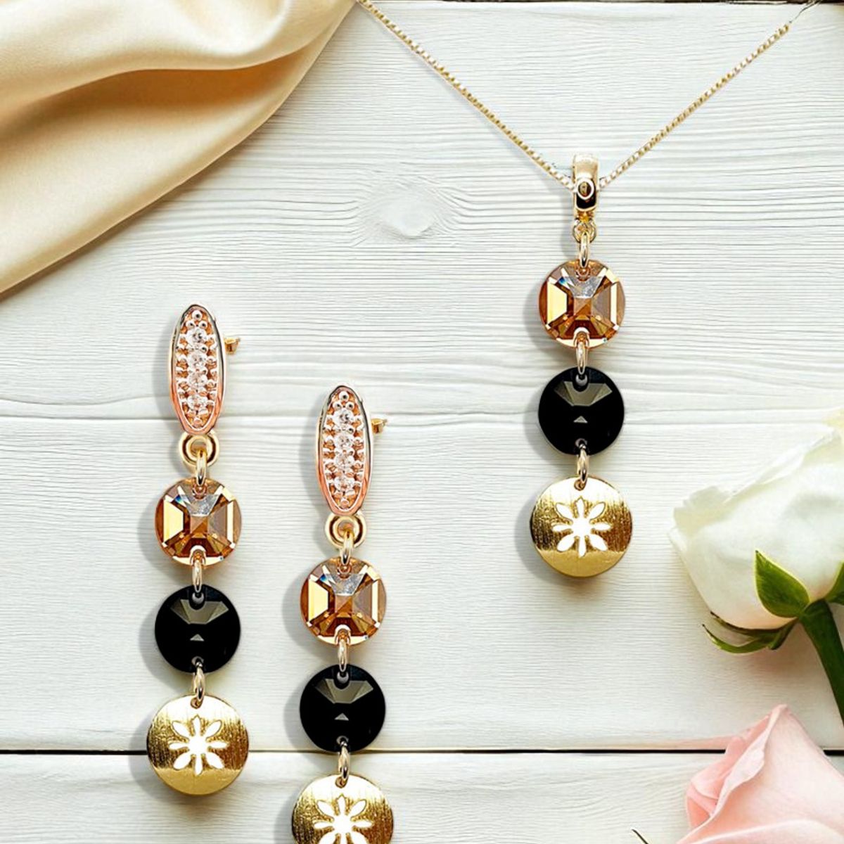 JOYAS MONTERO - Conjunto Amparo Gold 24k creado con cristales de Swarovski® Jet & Golden