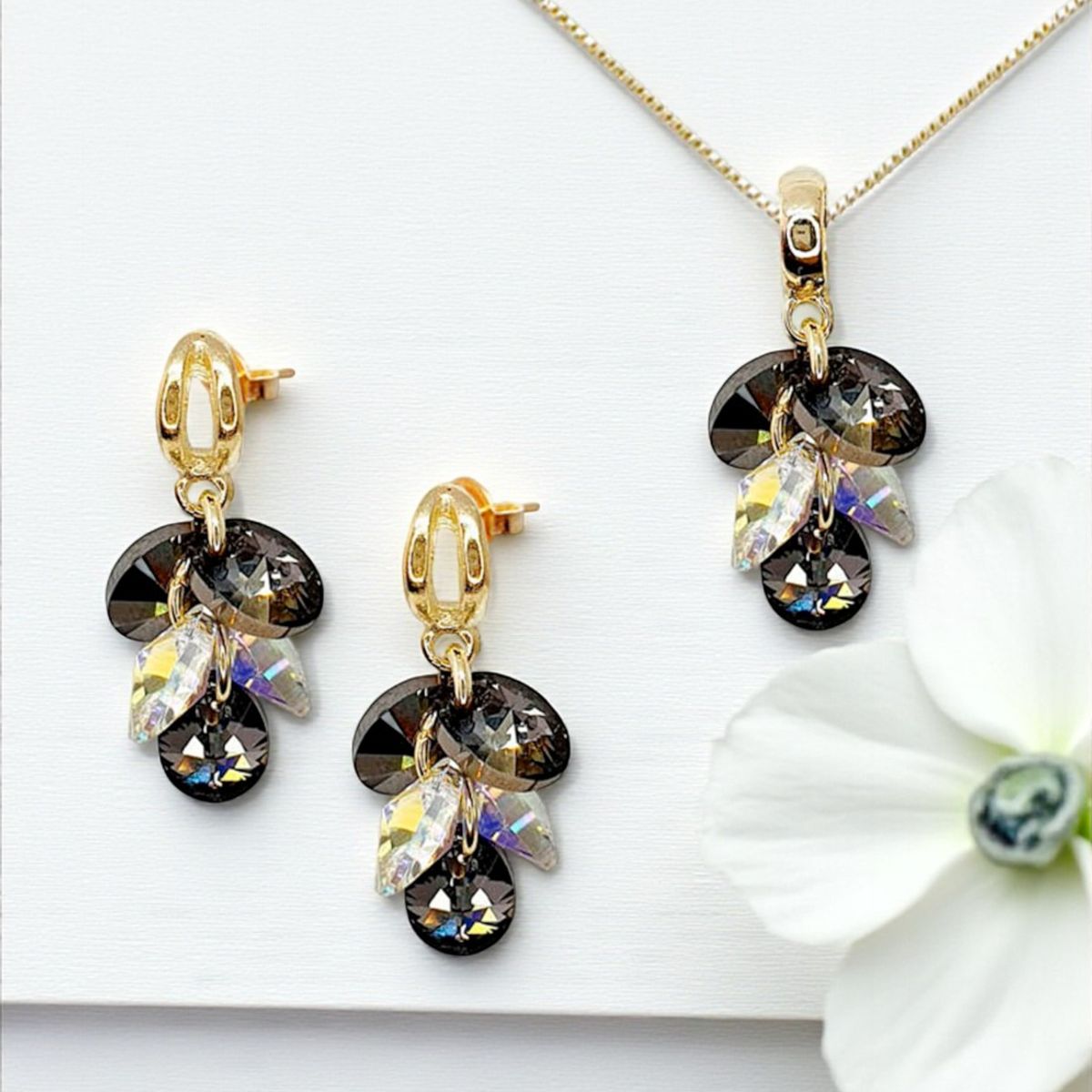 JOYAS MONTERO - Conjunto Rafaela Gold 24K creado con cristales de Swarovski® Aurora Boreal  & Silver Night