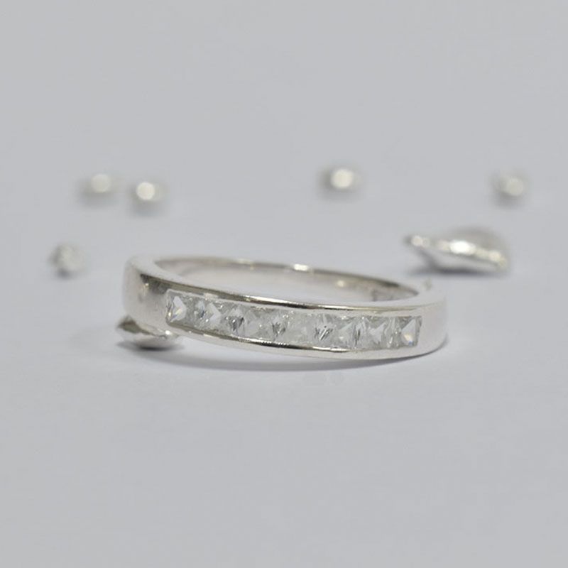 ROSETT - Anillo medio cintillo con piedras incoloras cuadradas Plata ley 925
