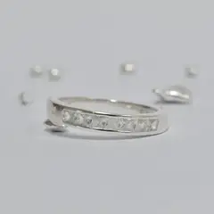 ROSETT - Anillo medio cintillo con piedras incoloras cuadradas Plata ley 925