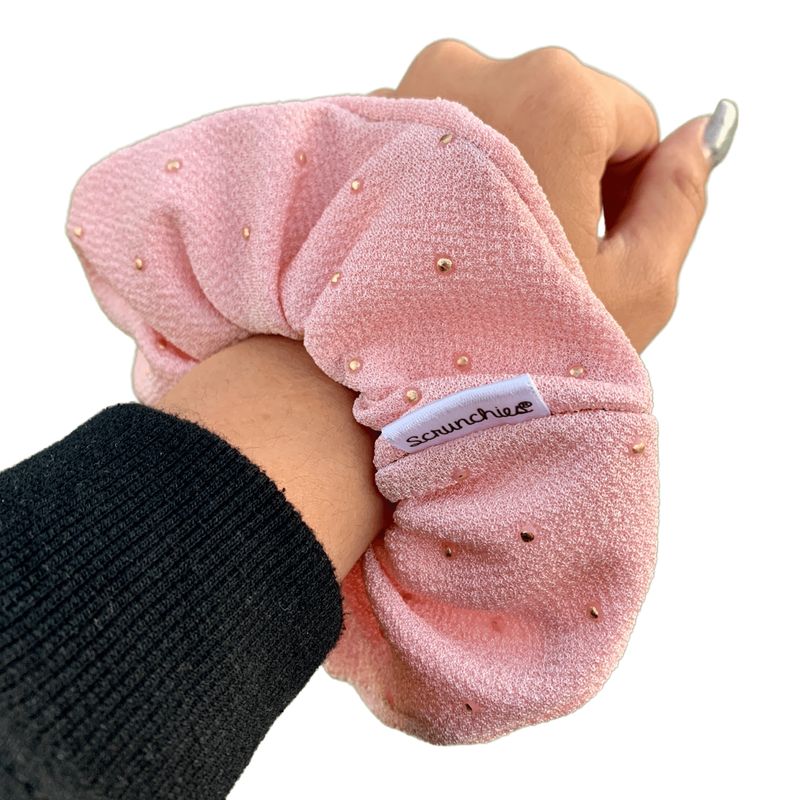 SCRUNCHIES - Scrunchie sofia rosado con tachas doradas