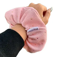 SCRUNCHIES - Scrunchie sofia rosado con tachas doradas