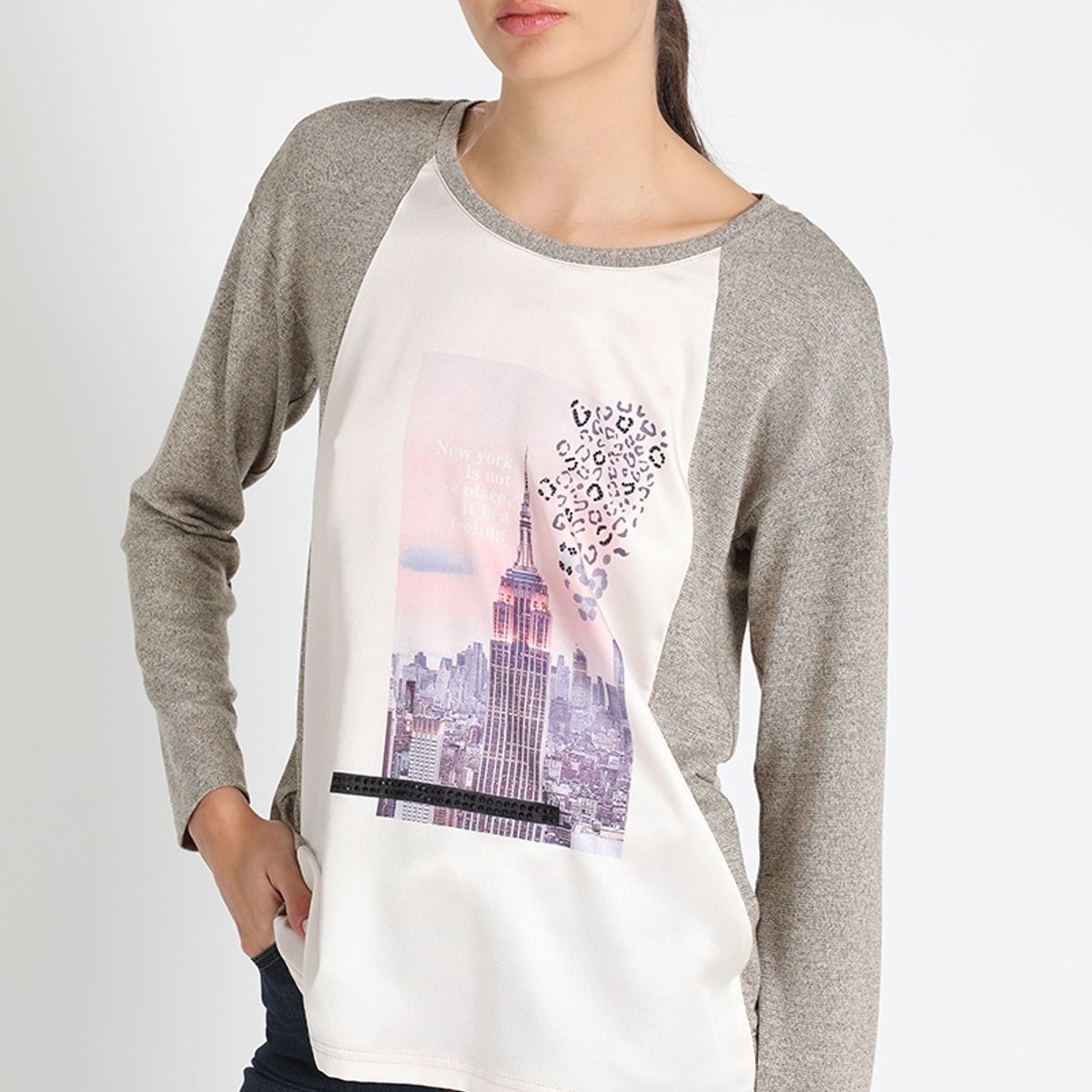 LIOLA - Polera Satín Diseño Beige Liola