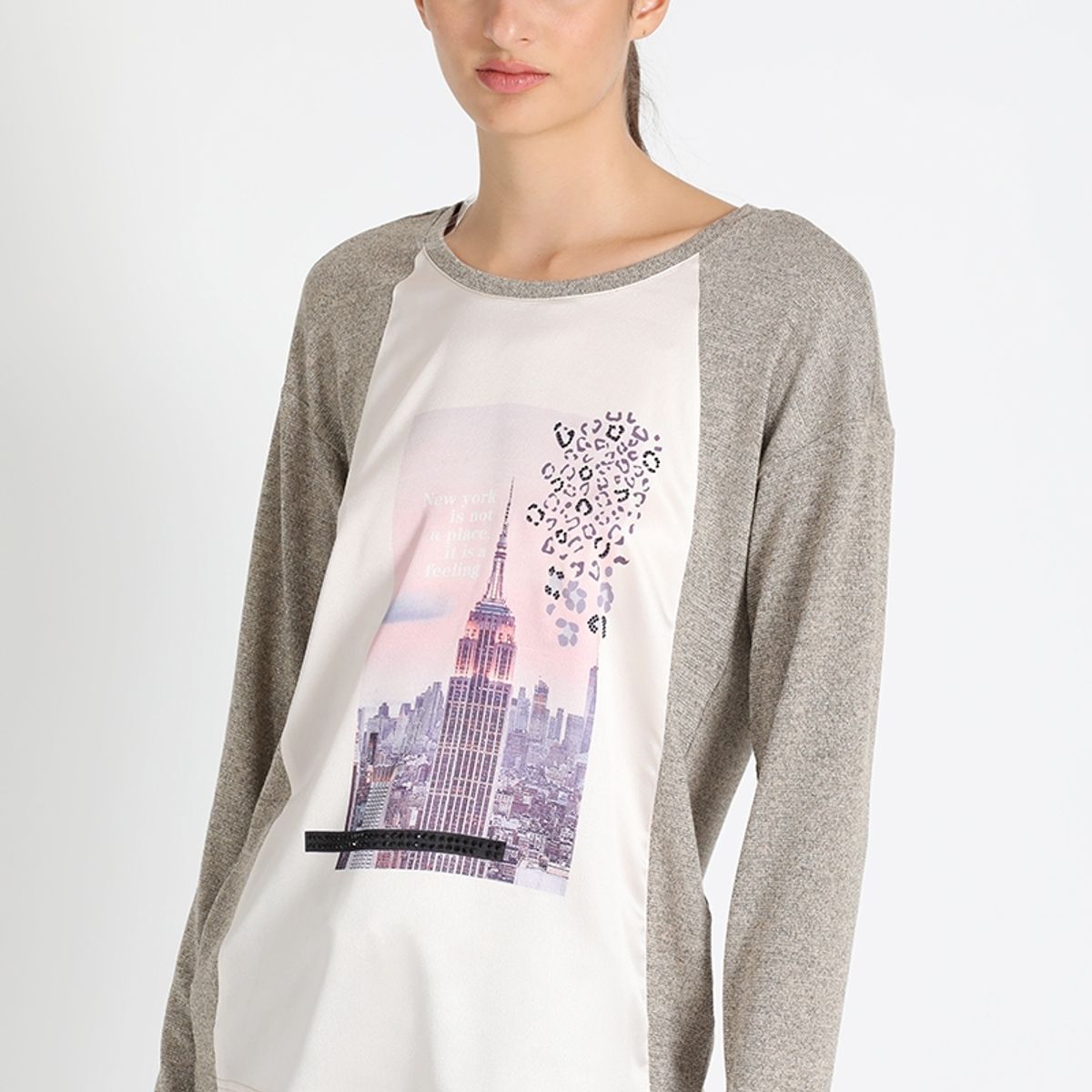 LIOLA - Polera Satín Diseño Beige Liola