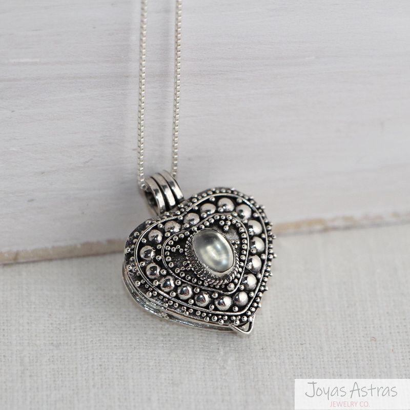 JOYAS ASTRAS - Collar forma Corazón -Love Box