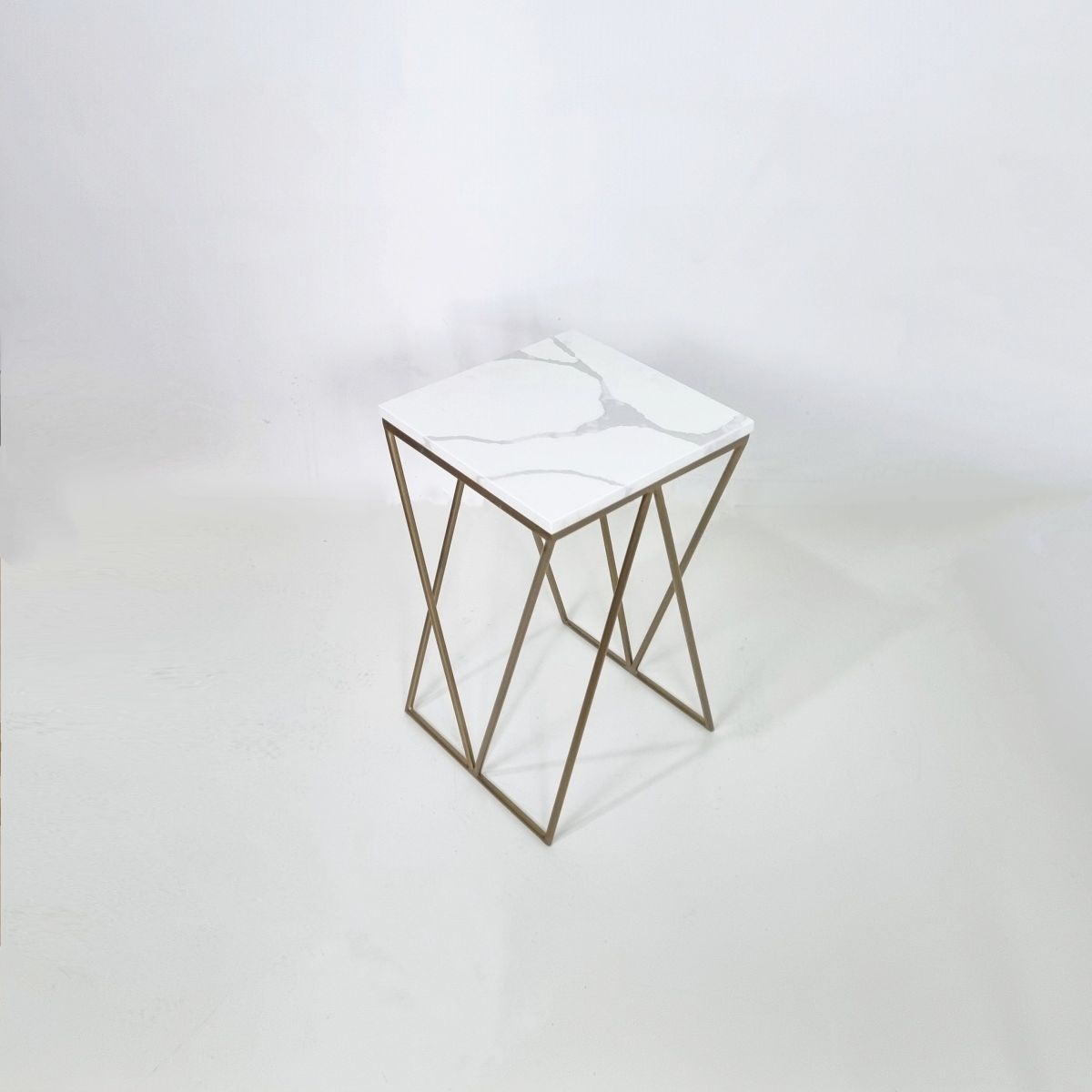 GENERICO - Mesa lateral MLF04 Base Dorada Cubierta Blanca