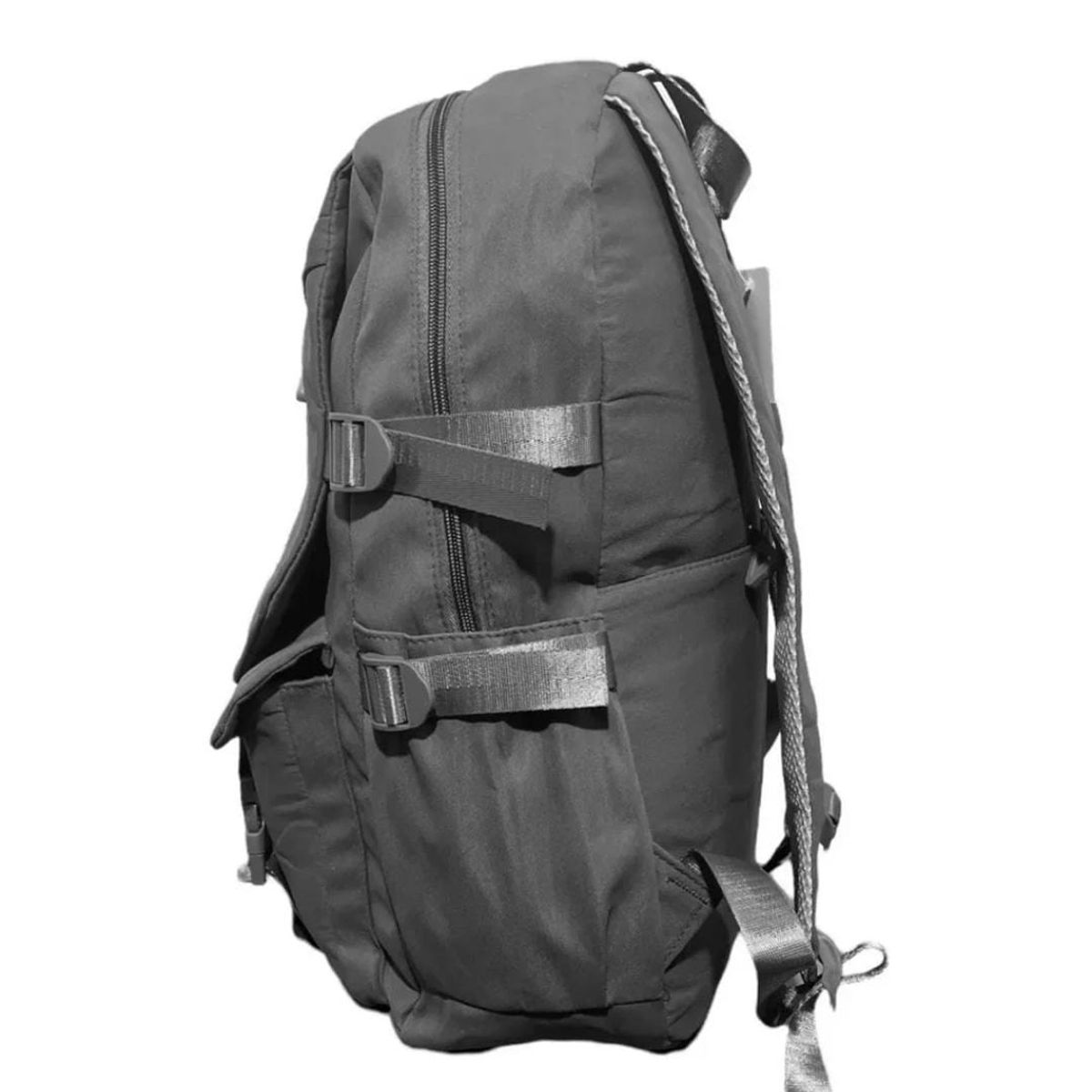 GENERICO - MOCHILA URBANA JUVENIL CON INSIGNIAS