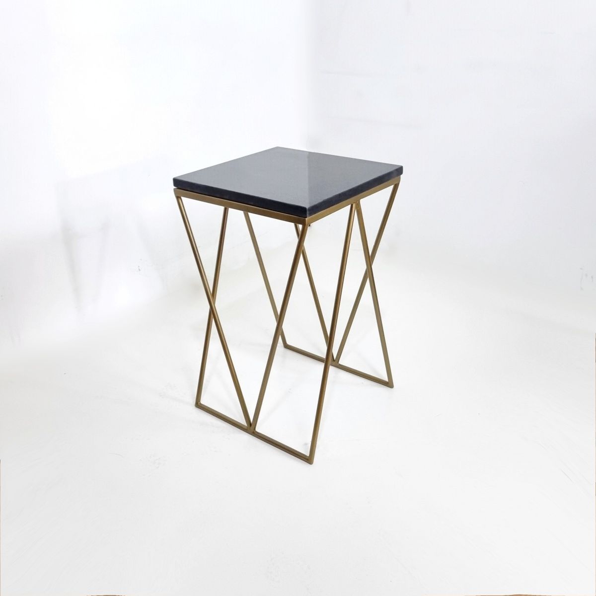 GENERICO - Mesa lateral MLF04 Base Dorada Cubierta Negra