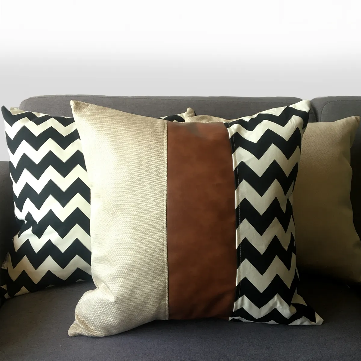 ELIZABETH PEPER - Funda Cojin Decorativo EcoCuero ZigZag Blanco y Negro 60x60.