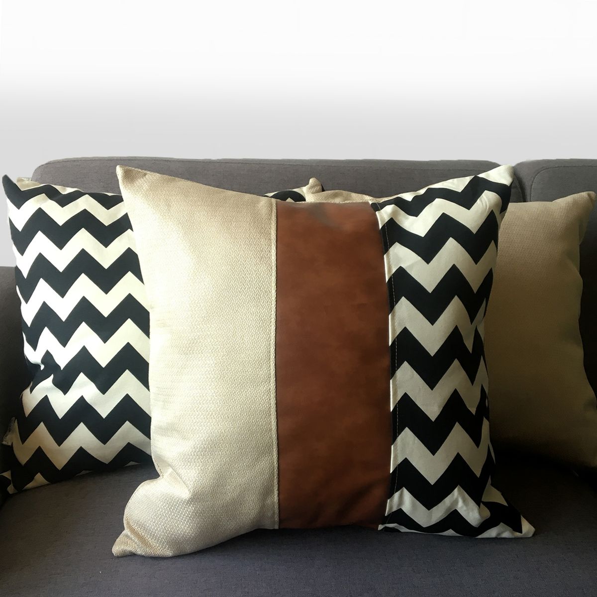 ELIZABETH PEPER - Cojin Decorativo EcoCuero ZigZag Blanco y Negro 60x60 Relleno.