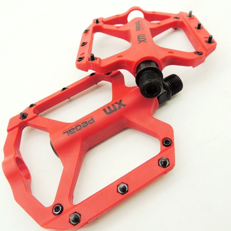 DEFENSOR FOREVER - Pedales de plástico para bicicleta rojo