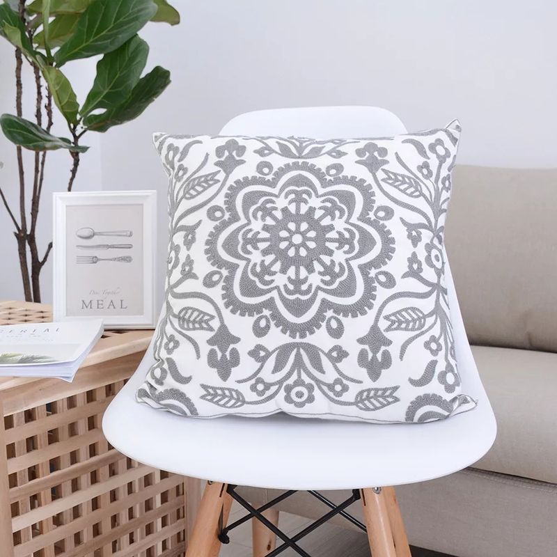 GENERICO - COJIN BORDADO ALGODON MANDALA GRIS  45 x 45