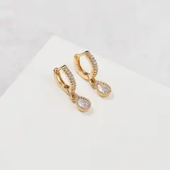 BY LAS CAYETANAS - Aros Argollas FRIDA con gota blanca bañados en Oro 18k