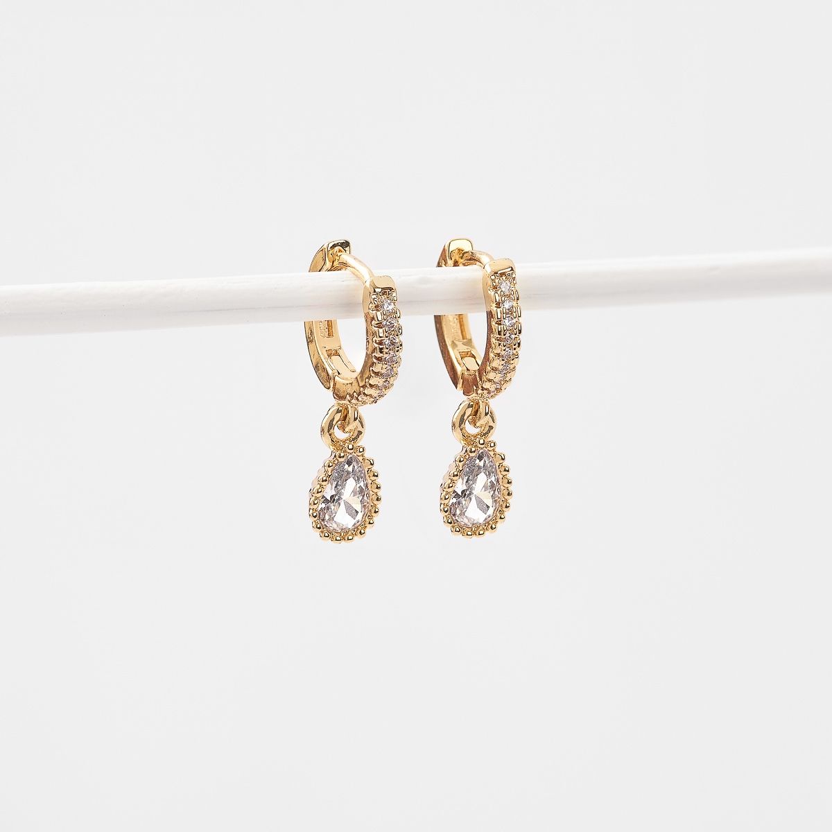 BY LAS CAYETANAS - Aros Argollas FRIDA con gota blanca bañados en Oro 18k