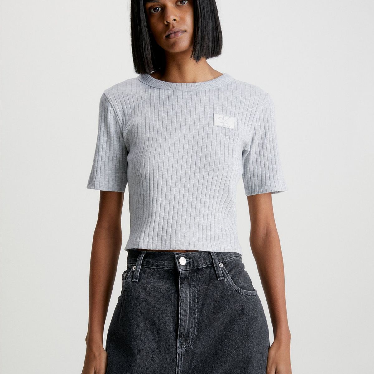 CALVIN KLEIN - Polera Badge Slim Rib Short Gris Calvin Klein