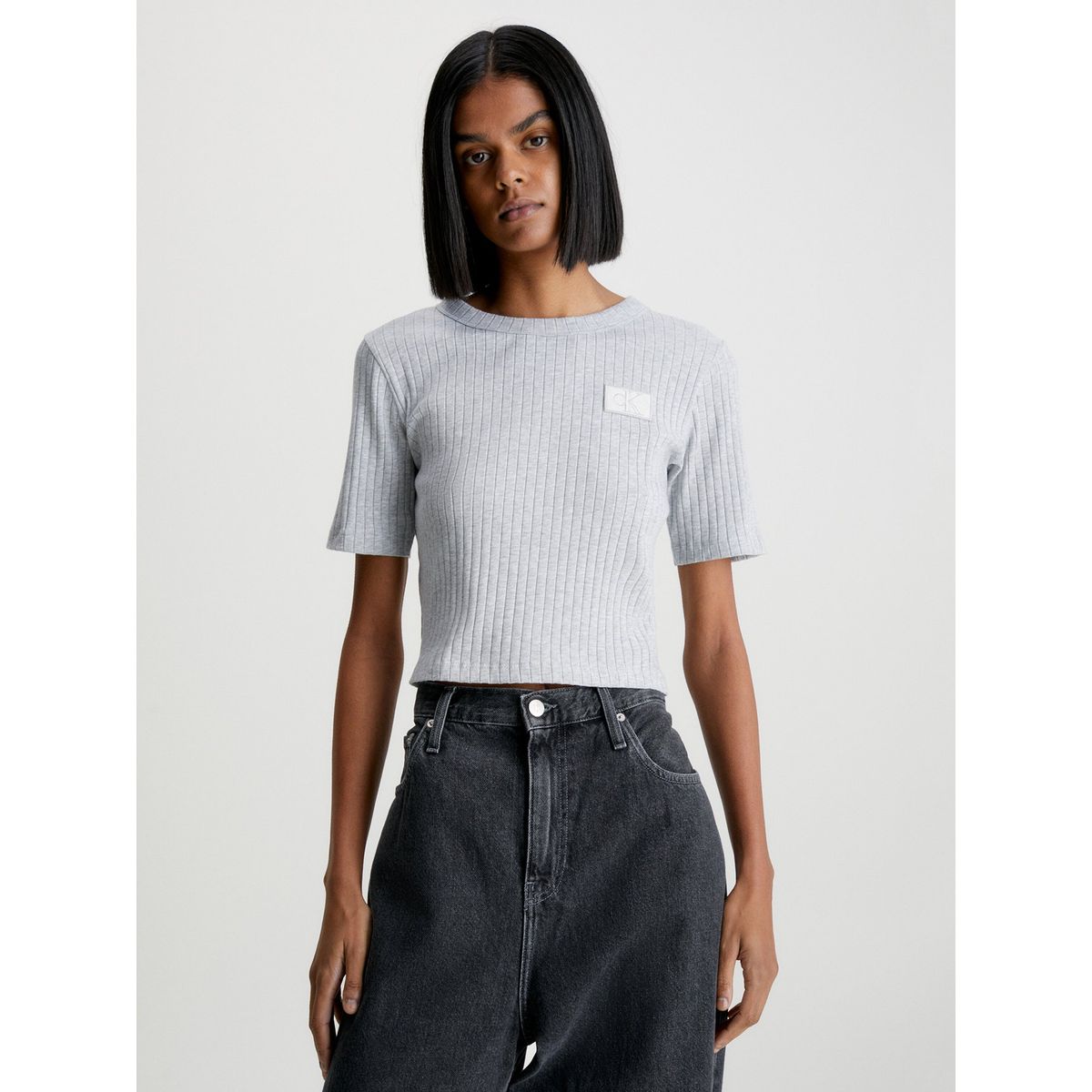 CALVIN KLEIN - Polera Badge Slim Rib Short Gris Calvin Klein