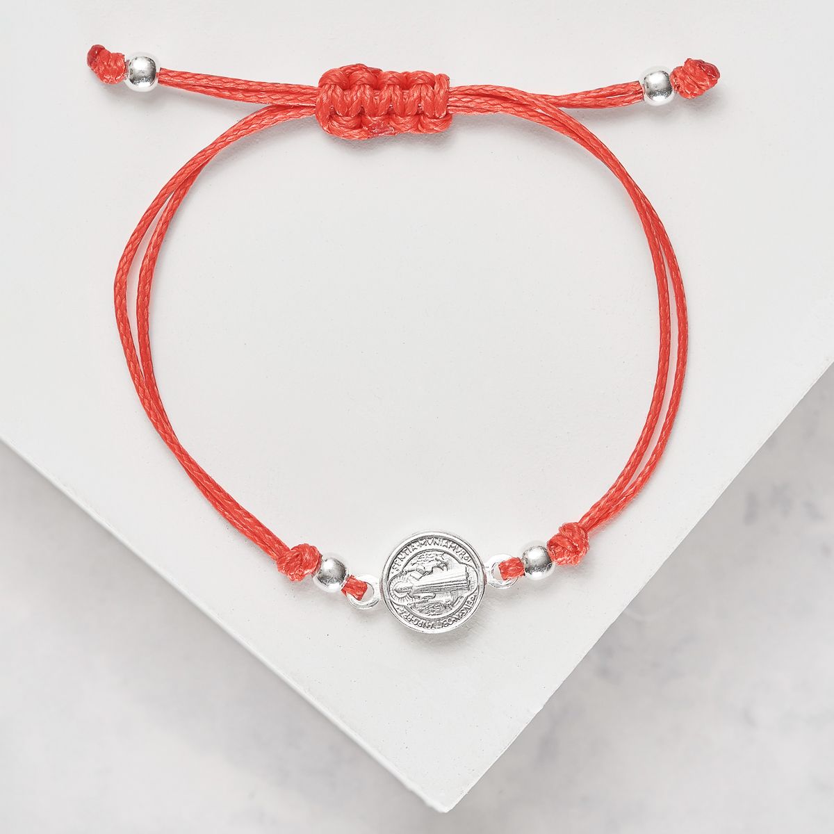 BY LAS CAYETANAS - Pulsera ajustable de hilo San Benito en Plata 925 para bebe