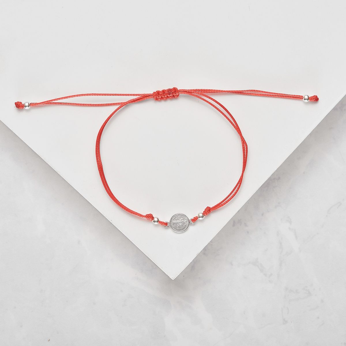 BY LAS CAYETANAS - Pulsera ajustable de hilo San Benito en Plata 925 para bebe
