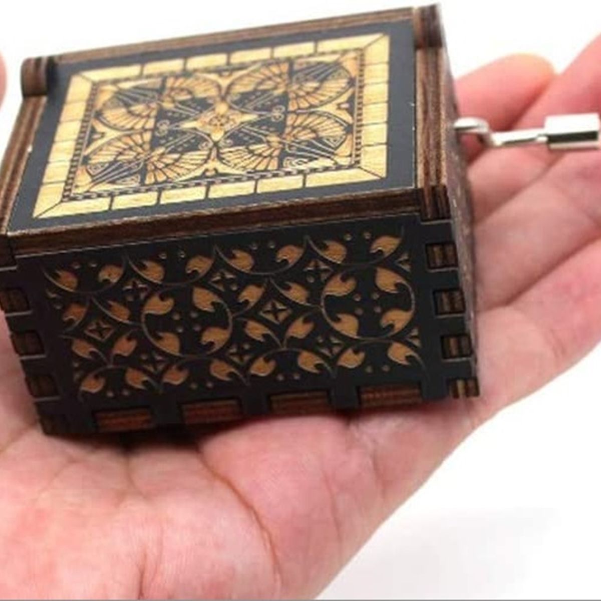 GENERICO - ATTACK ON TITAN Caja Musical de madera con manivela