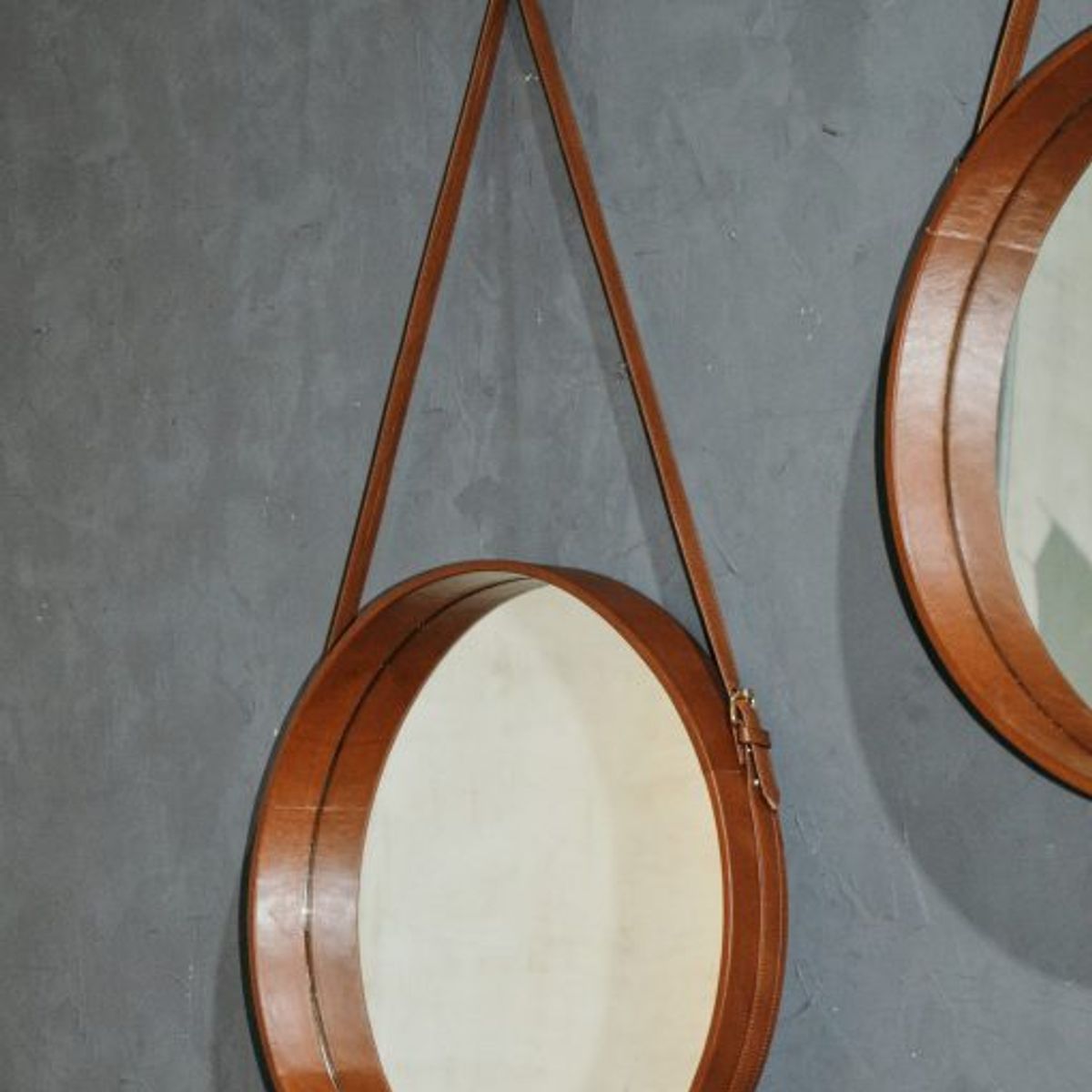 NECTAR - Espejo Colgante de Cuero Natural Decorativo Elegante y Versátil 54 cm