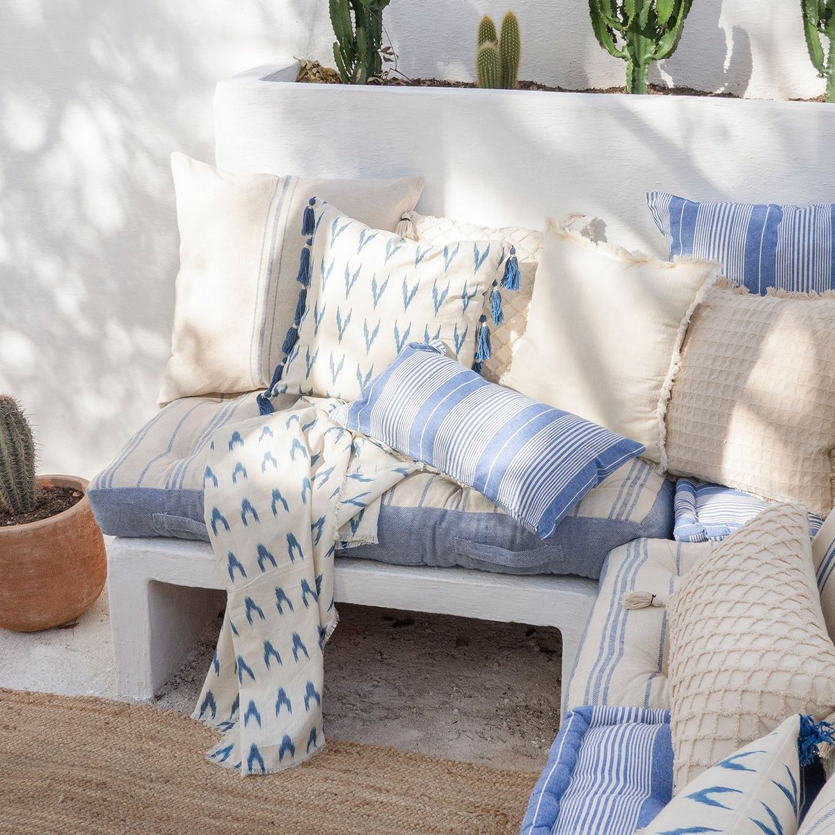 CALMA HOUSE - Cojín de Suelo Capri 120x60 Azul Calma House