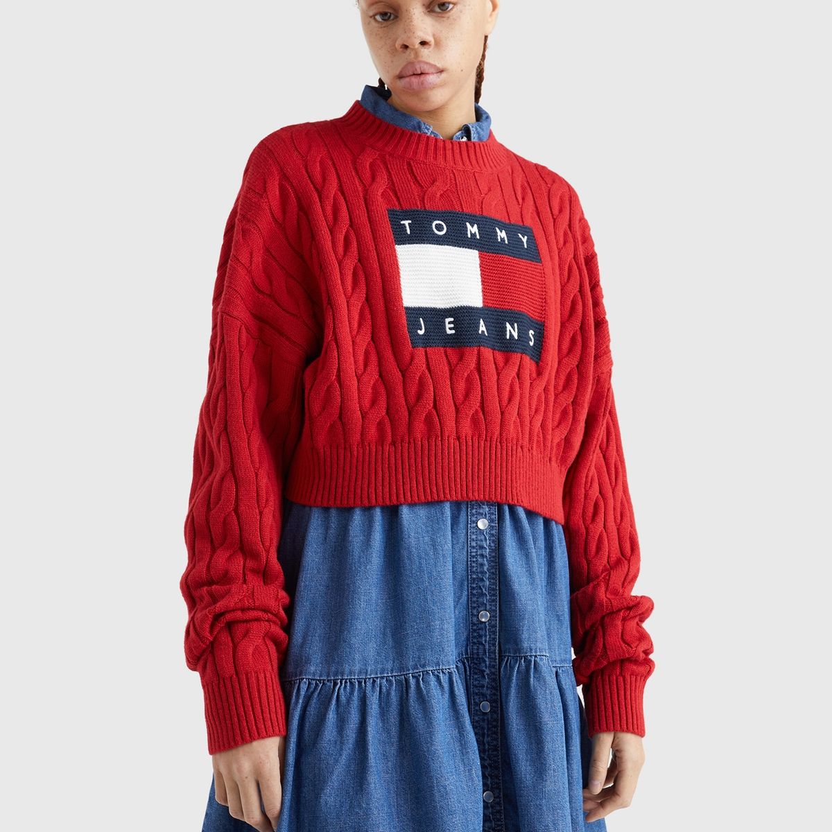 TOMMY HILFIGER - Sweater Cropped Trenzado Con Logo Rojo Tommy Jeans
