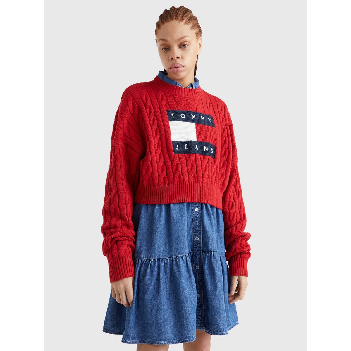 TOMMY HILFIGER - Sweater Cropped Trenzado Con Logo Rojo Tommy Jeans