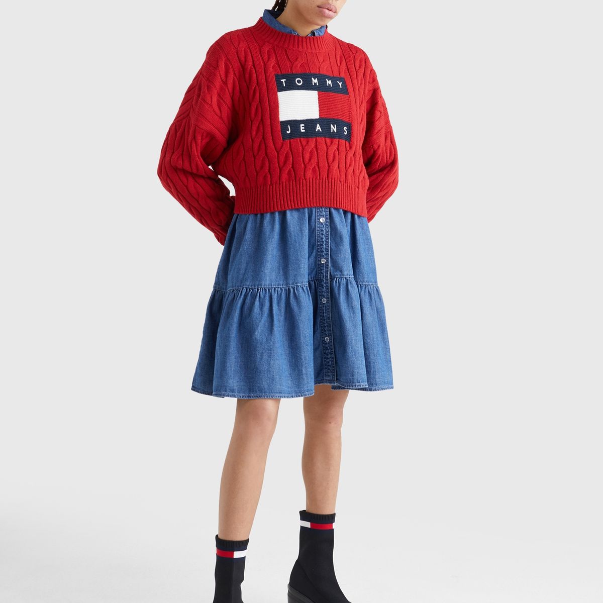 TOMMY HILFIGER - Sweater Cropped Trenzado Con Logo Rojo Tommy Jeans