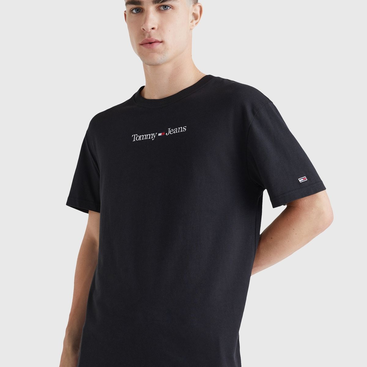 TOMMY HILFIGER - Polera Classic Linear Logo Negro Tommy Jeans.