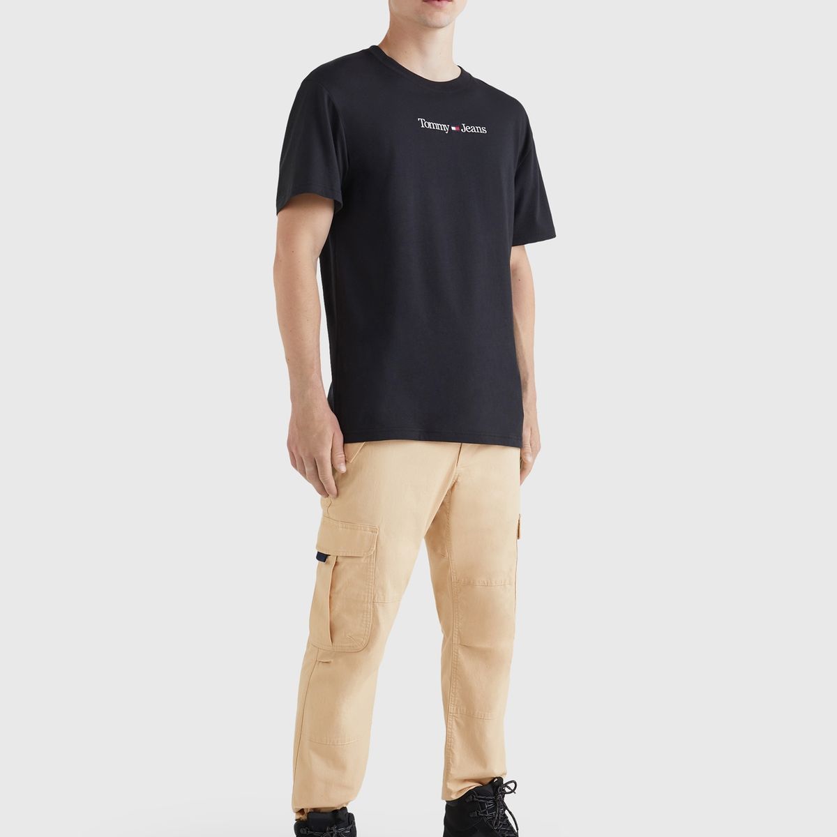 TOMMY HILFIGER - Polera Classic Linear Logo Negro Tommy Jeans.