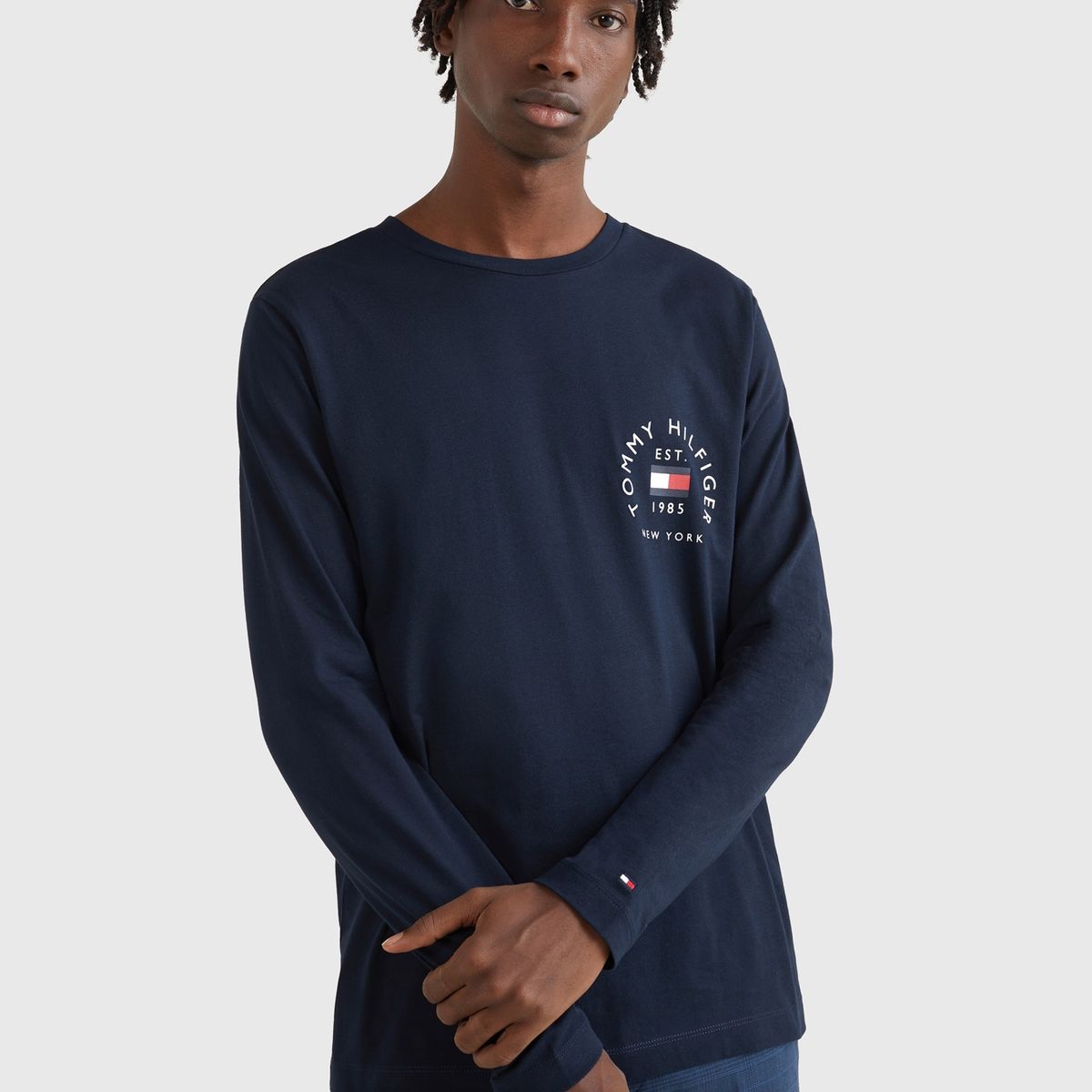 TOMMY HILFIGER - Polera Flag Arch Logo Slim Fit Azul Tommy Hilfiger.