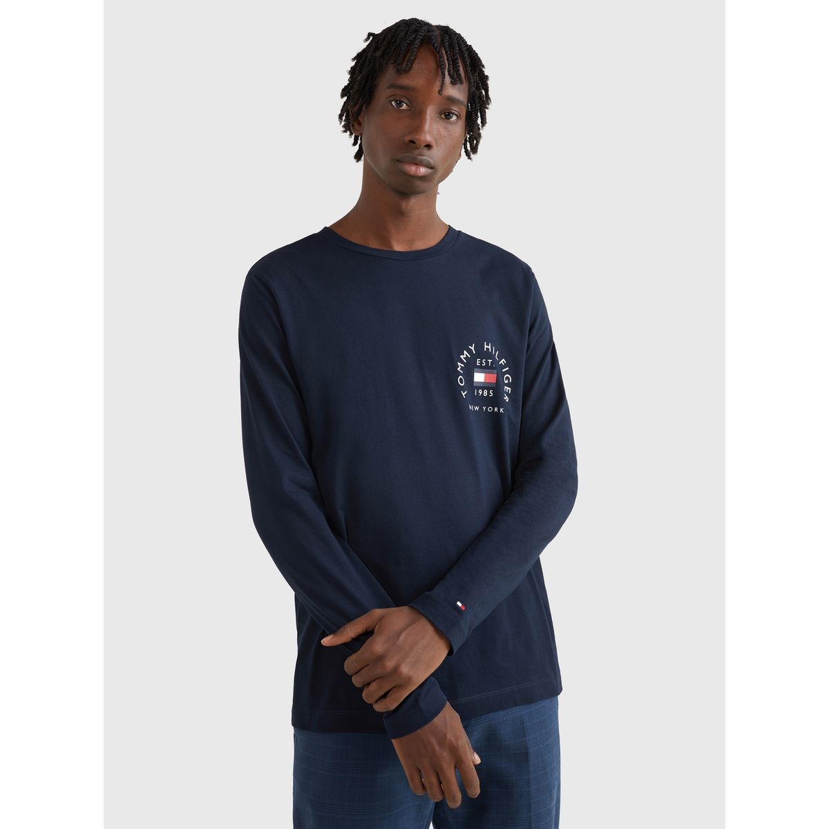 TOMMY HILFIGER - Polera Flag Arch Logo Slim Fit Azul Tommy Hilfiger.