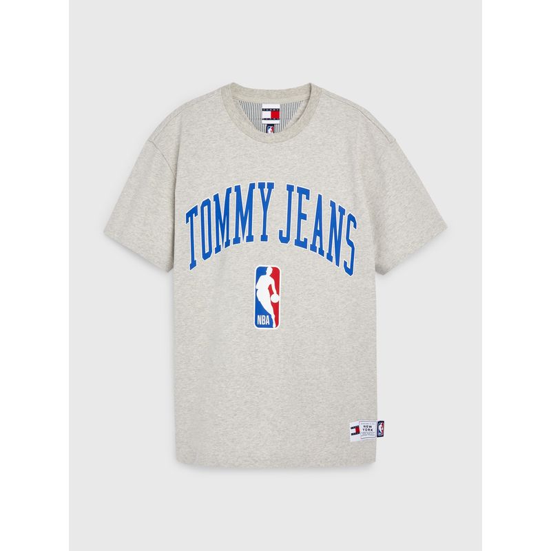 TOMMY HILFIGER - Polera Tjm & Nba Logo Gris Tommy Jeans.