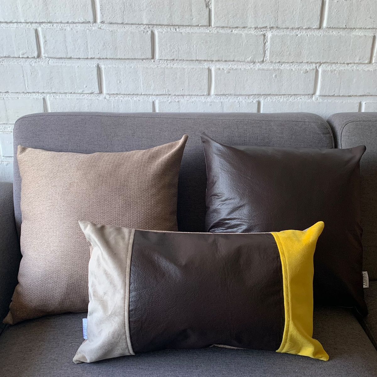 ELIZABETH PEPER - Cojin Decorativo EcoCuero Cafe Oscuro 50x50 Relleno.