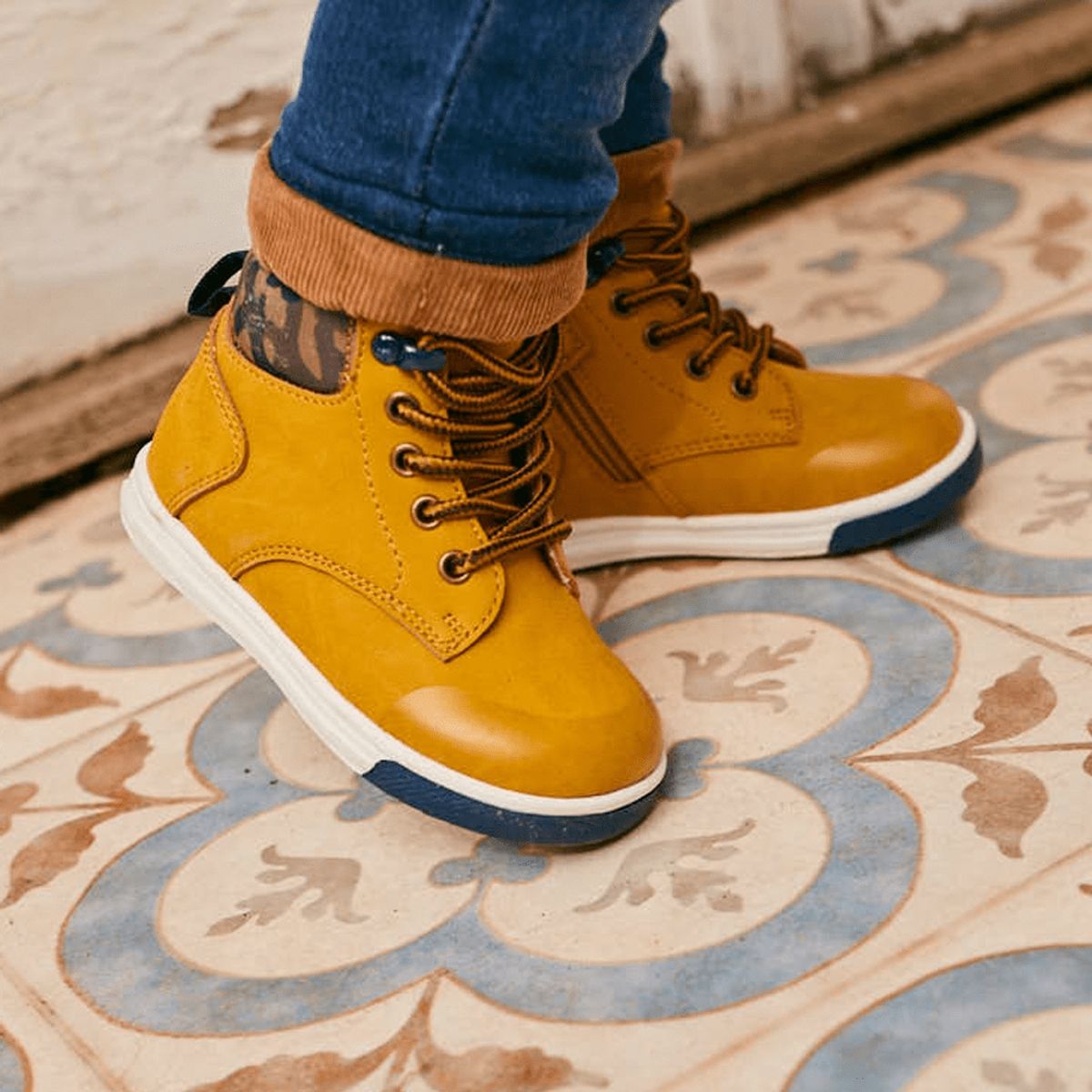 OPALINE - Botin urbano de niño camuflaje mostaza (20 a 29)