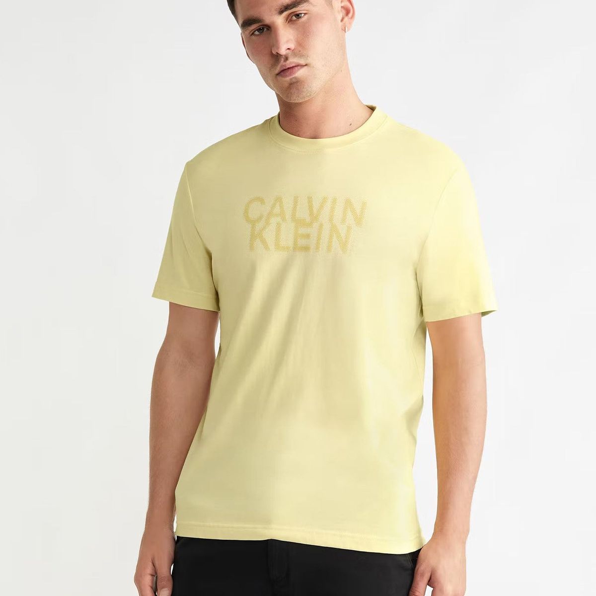 CALVIN KLEIN - Polera Distorted Logo Amarillo Calvin Klein