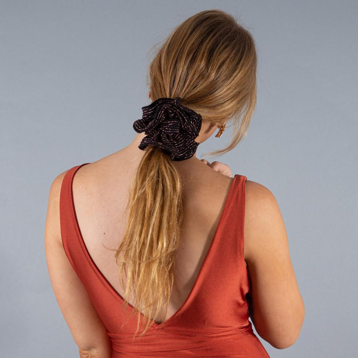 MARIA PASKARO - Scrunchie Camelia L Negro Lineas Cobre Maria Paskaro - Negro