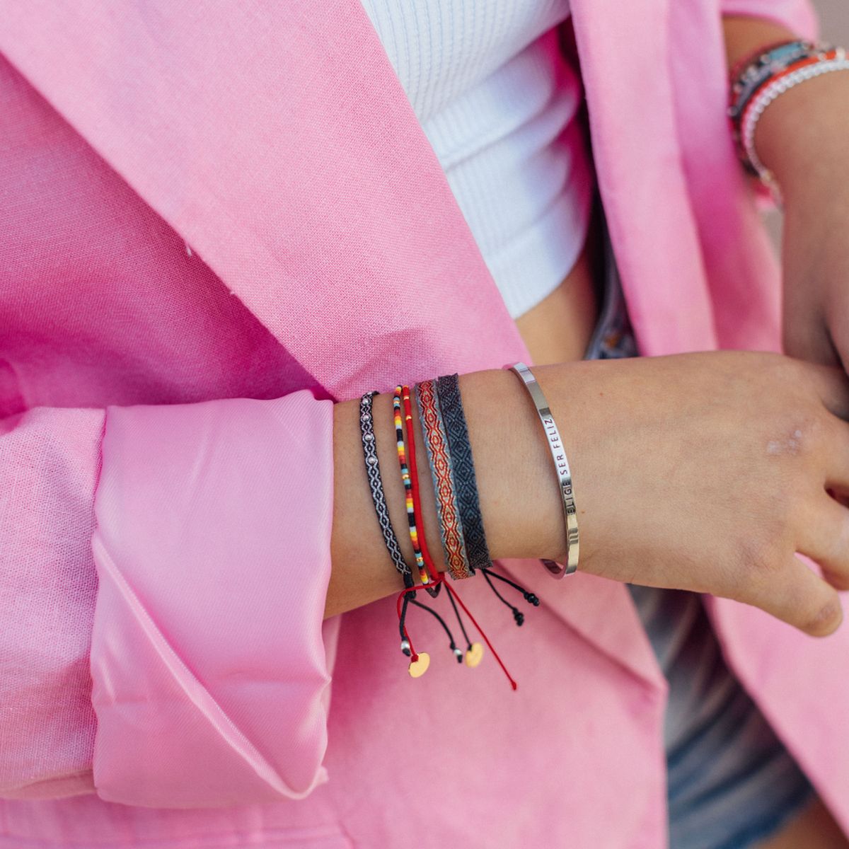 ZAZU - Pulsera Roja con Mostacillas Bañadas en Oro