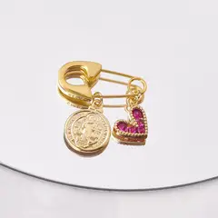 BY LAS CAYETANAS - Ganchito de protección bañado en Oro 18k medalla San Benito