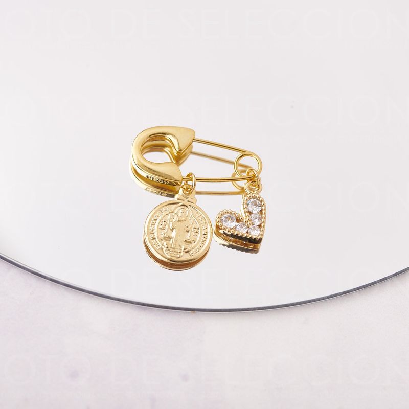 BY LAS CAYETANAS - Ganchito de protección bañado en Oro 18k medalla San Benito
