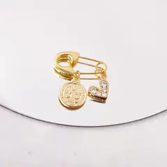 BY LAS CAYETANAS - Ganchito de protección bañado en Oro 18k medalla San Benito