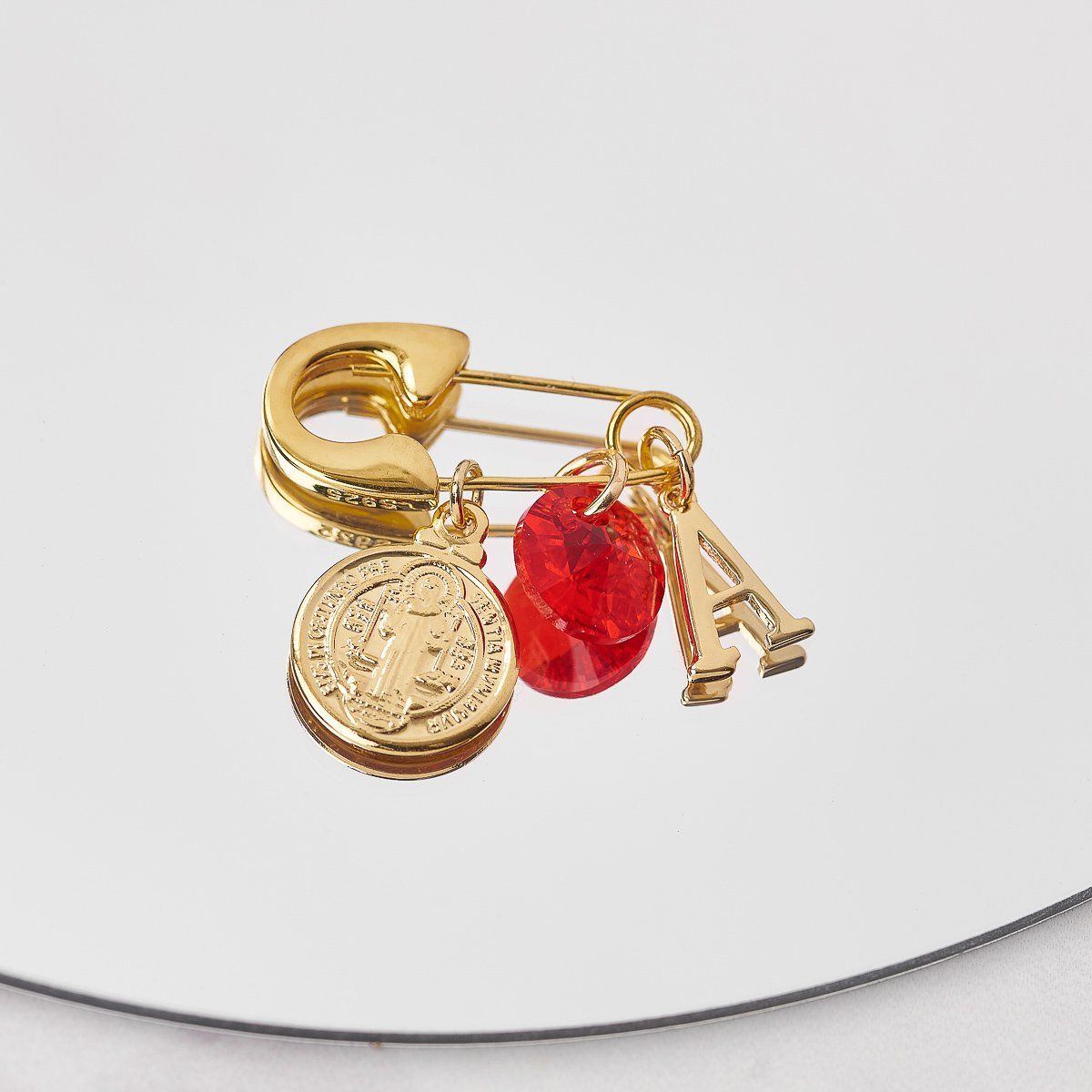 BY LAS CAYETANAS - Ganchito de protección bañado en Oro 18k medalla San Benito Letra A