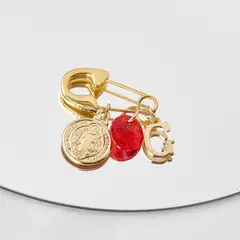 BY LAS CAYETANAS - Ganchito de protección bañado en Oro 18k medalla San Benito y Letra G