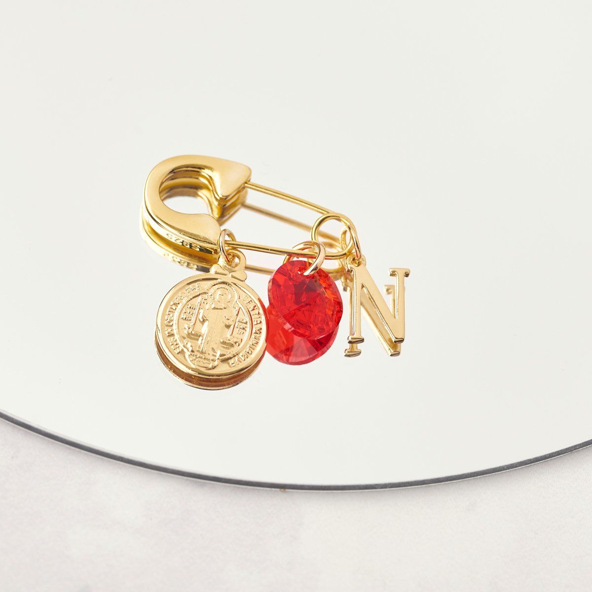 BY LAS CAYETANAS - Ganchito de protección bañado en Oro 18k medalla San Benito y Letra N