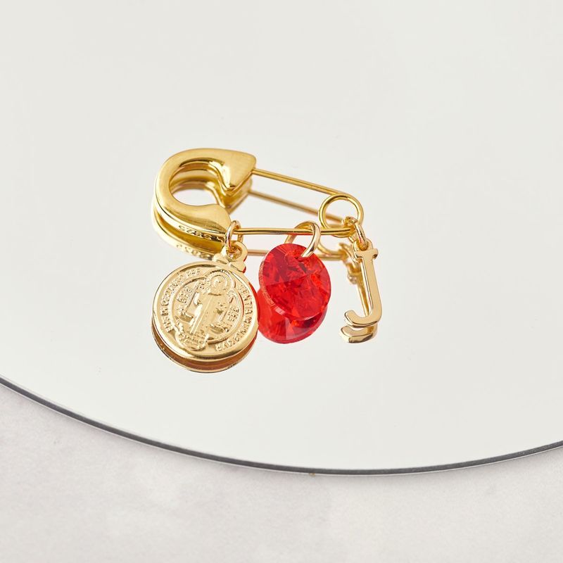 BY LAS CAYETANAS - Ganchito de protección bañado en Oro 18k medalla San Benito y Letra J
