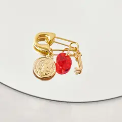 BY LAS CAYETANAS - Ganchito de protección bañado en Oro 18k medalla San Benito y Letra J