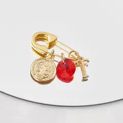 BY LAS CAYETANAS - Ganchito de protección bañado en Oro 18k medalla San Benito y Letra T