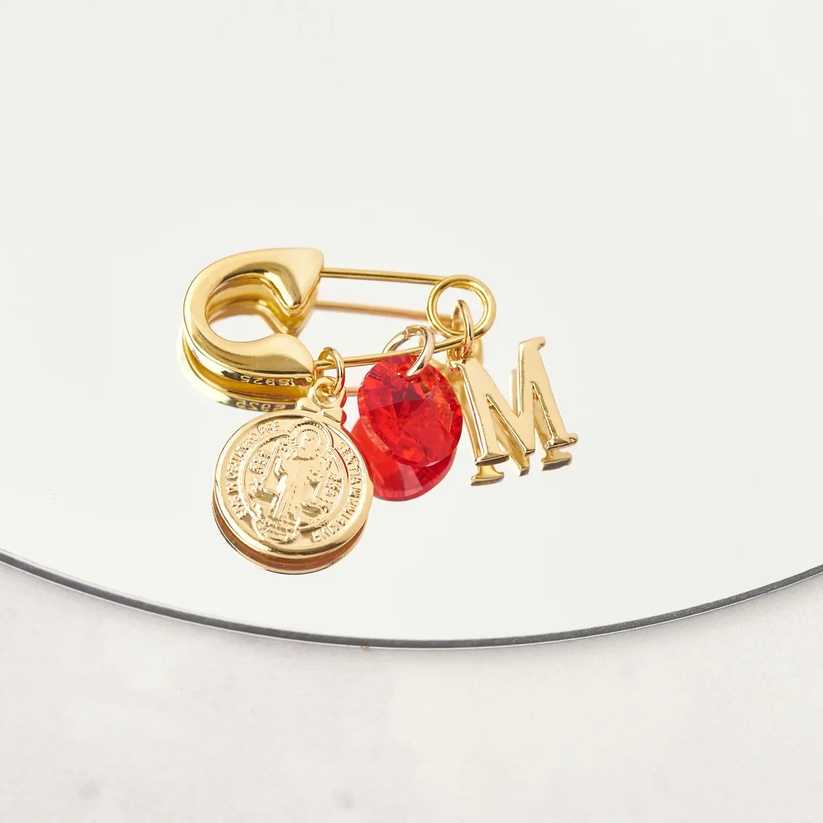 BY LAS CAYETANAS - Ganchito de protección bañado en Oro 18k medalla San Benito y Letra M