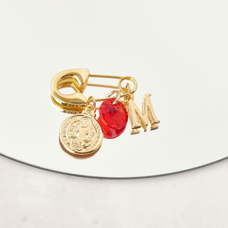 BY LAS CAYETANAS - Ganchito de protección bañado en Oro 18k medalla San Benito y Letra M